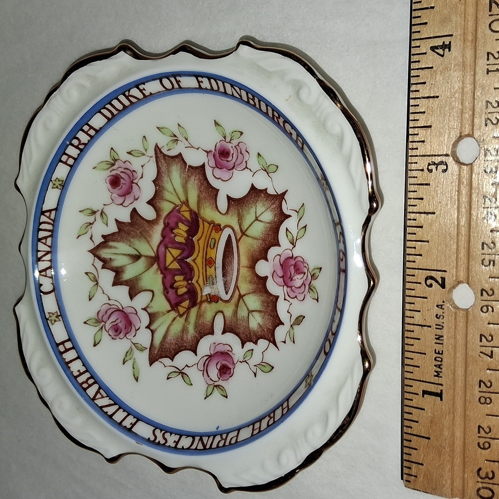 Queen Elizabeth 1951 Playe Collectible With Crown & Canda Maple Leaf